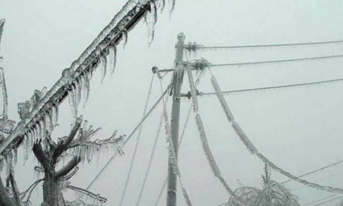 В Украине из-за непогоды более полутысячи населенных пунктов остались без света В Украине из-за непогоды более полутысячи населенных пунктов остались без света