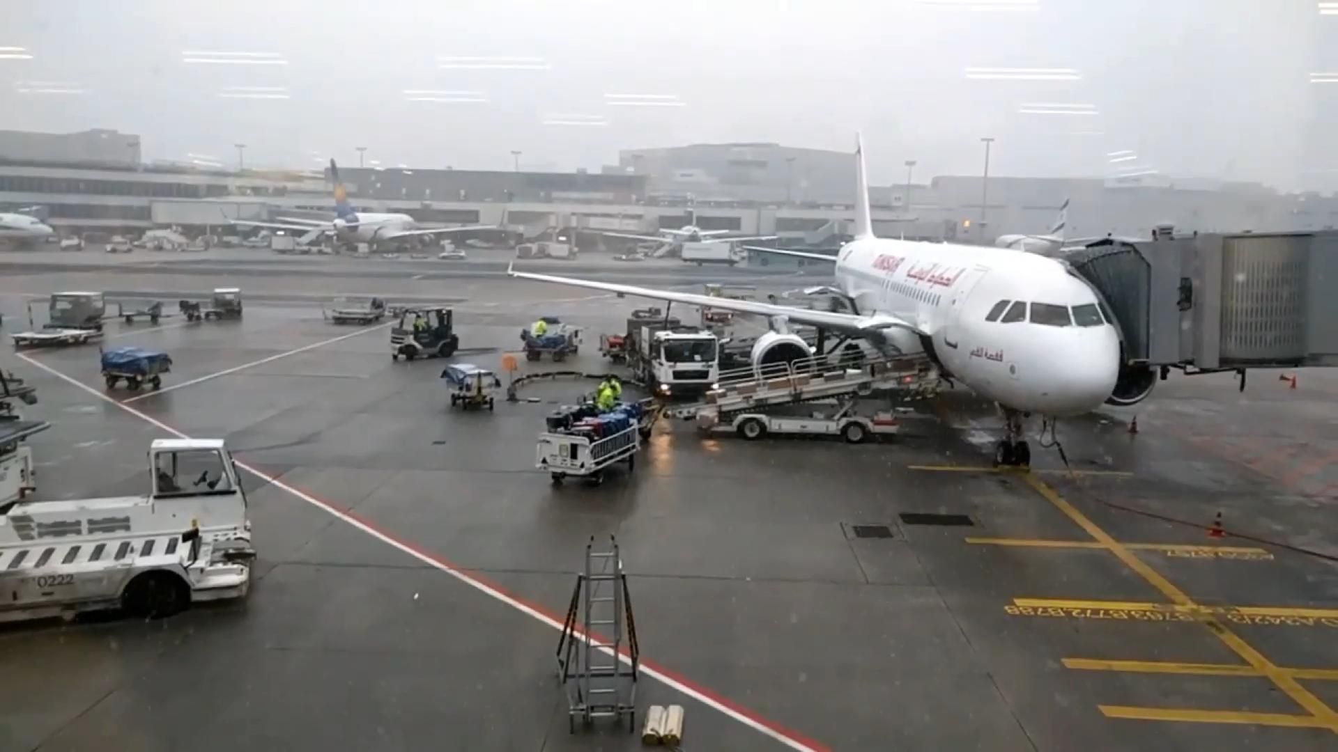 Через потужний снігопад скасували сотні авіарейсів у Європі Через потужний снігопад скасували сотні авіарейсів у Європі