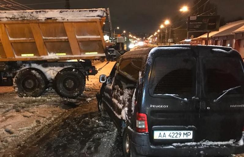 У Києві снігоприбиральна машина влаштувала ДТП, постраждала дитина