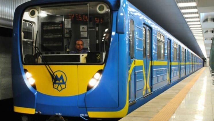 В киевском метро голый мужчина хотел украсть поезд - видео 18+