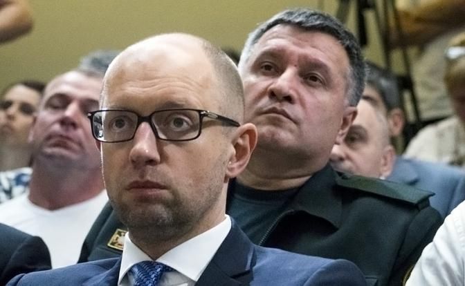 Авакова та Яценюка викликають до суду у справі про держзраду Януковича Авакова та Яценюка викликають до суду у справі про держзраду Януковича