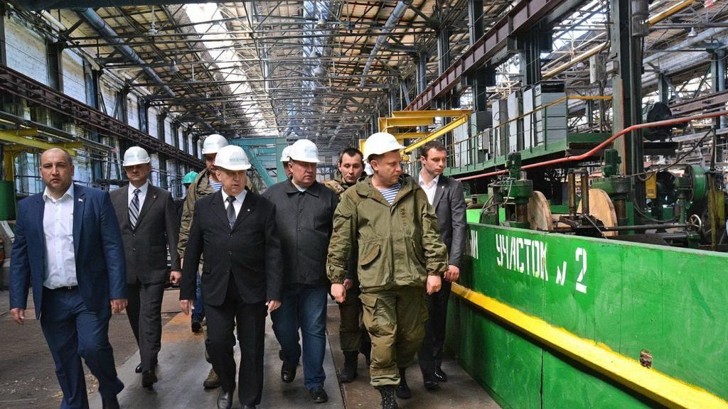 Свій курс валют та вивіски українською мовою: як живуть люди в окупованому Харцизьку Свій курс валют та вивіски українською мовою: як живуть люди в окупованому Харцизьку