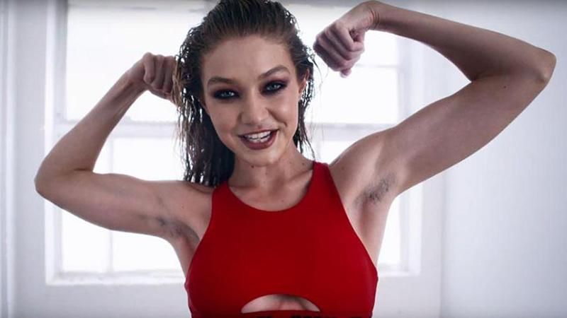 Модель Джиджи Хадид с небритый подмышками снялась в календаре Love Magazine: видео