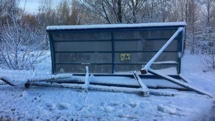 В Киеве на Троещине упала остановка: опубликованы фото В Киеве на Троещине упала остановка: опубликованы фото