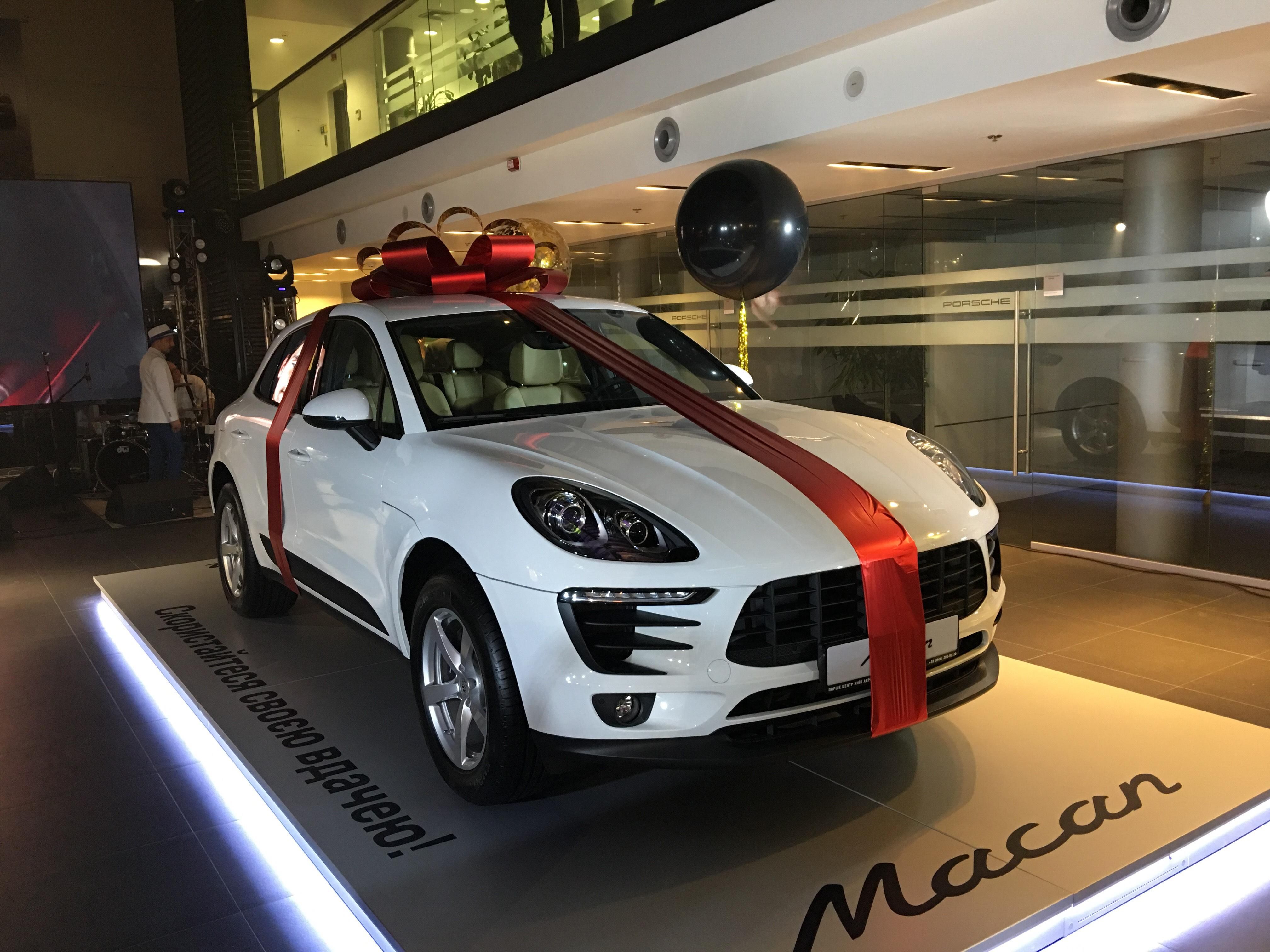 Новенький Porsche Macan разыграли среди клиентов дилера Новенький Porsche Macan разыграли среди клиентов дилера