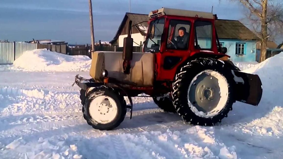 Пьяный мужчина украл трактор, чтобы почистить улицы от снега