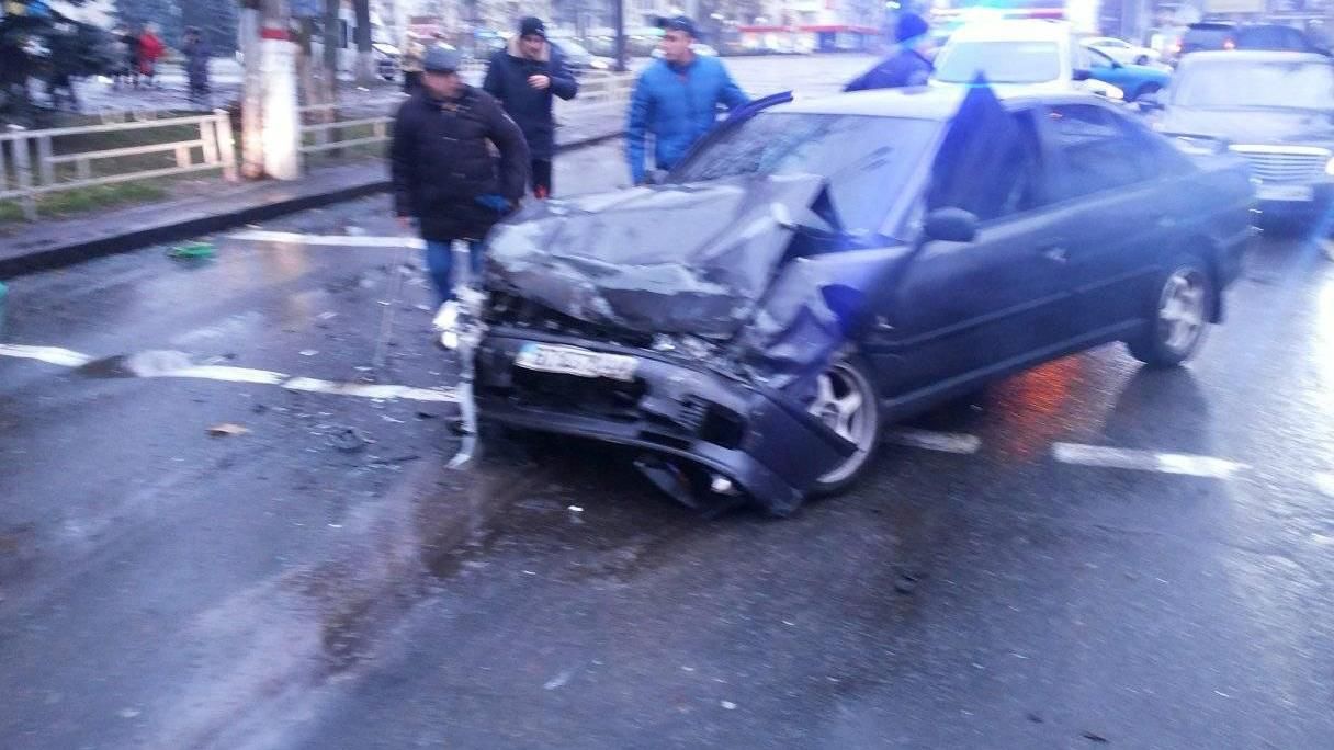 Жінка вилетіла через вікно і загинула під колесами авто у Херсоні: фото, відео (18+)