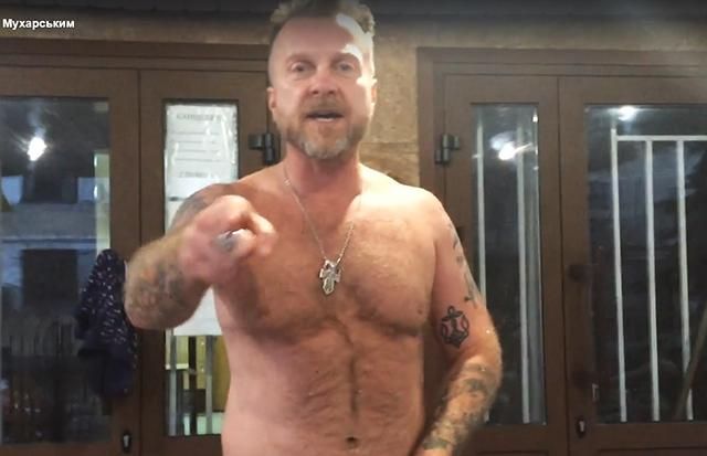 Антін Мухарський голяка протестував під судом у Києві: відео 18+ Антін Мухарський голяка протестував під судом у Києві: відео 18+