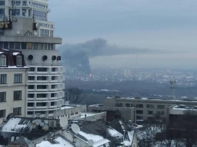 В Києві спалахнула масштабна пожежа, на місце виїхало 14 бригад: фото