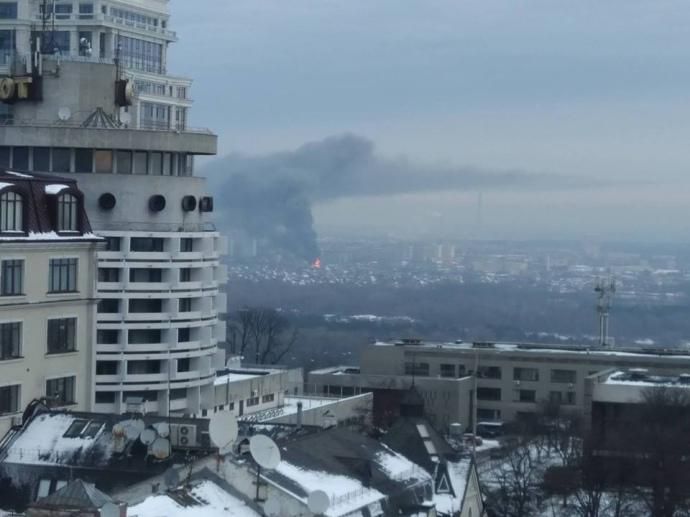 В Киеве вспыхнул масштабный пожар, на место выехали 14 бригад: фото