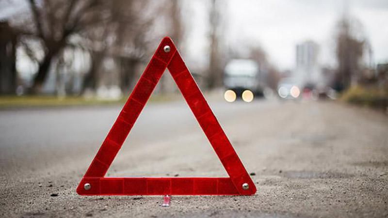 Lexus протаранив зупинку громадського транспорту в Тернополі: є постраждалі Lexus протаранив зупинку громадського транспорту в Тернополі: є постраждалі