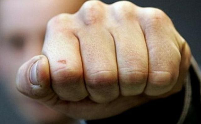 У Києві на заправці невідомі побили АТОвця й втекли У Києві на заправці невідомі побили АТОвця й втекли