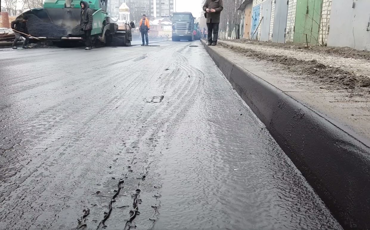 Ремонт дорог по-украински: асфальт укладывают прямо в грязь Ремонт дорог по-украински: асфальт укладывают прямо в грязь