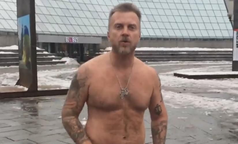 Голий протест, день другий: Мухарський знову роздягнувся у центрі Києва: відео 18+ Голий протест, день другий: Мухарський знову роздягнувся у центрі Києва: відео 18+