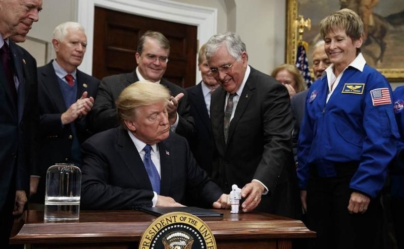 45 років після "Аполлона": через Трампа NASA знову планує польоти на Місяць 45 років після "Аполлона": через Трампа NASA знову планує польоти на Місяць