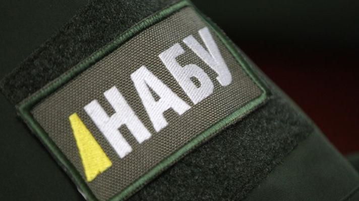 Детективи НАБУ затримали кількох екс-чиновників у схемі розкрадання коштів Детективи НАБУ затримали кількох екс-чиновників у схемі розкрадання коштів