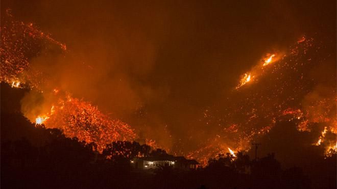 Пожар в Калифорнии Томас: 90 тысяч человек эвакуированы - фото