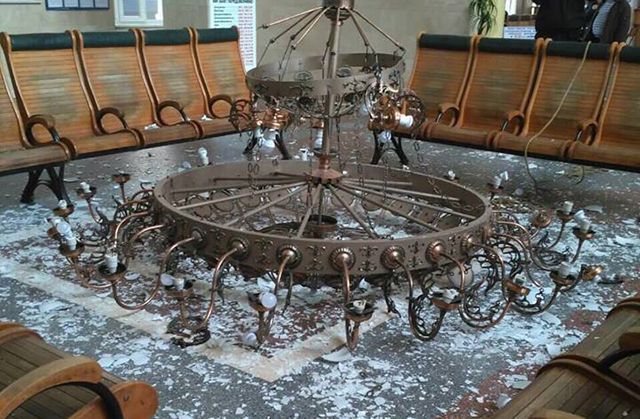 В Херсоне на вокзале упала огромная люстра В Херсоне на вокзале упала огромная люстра