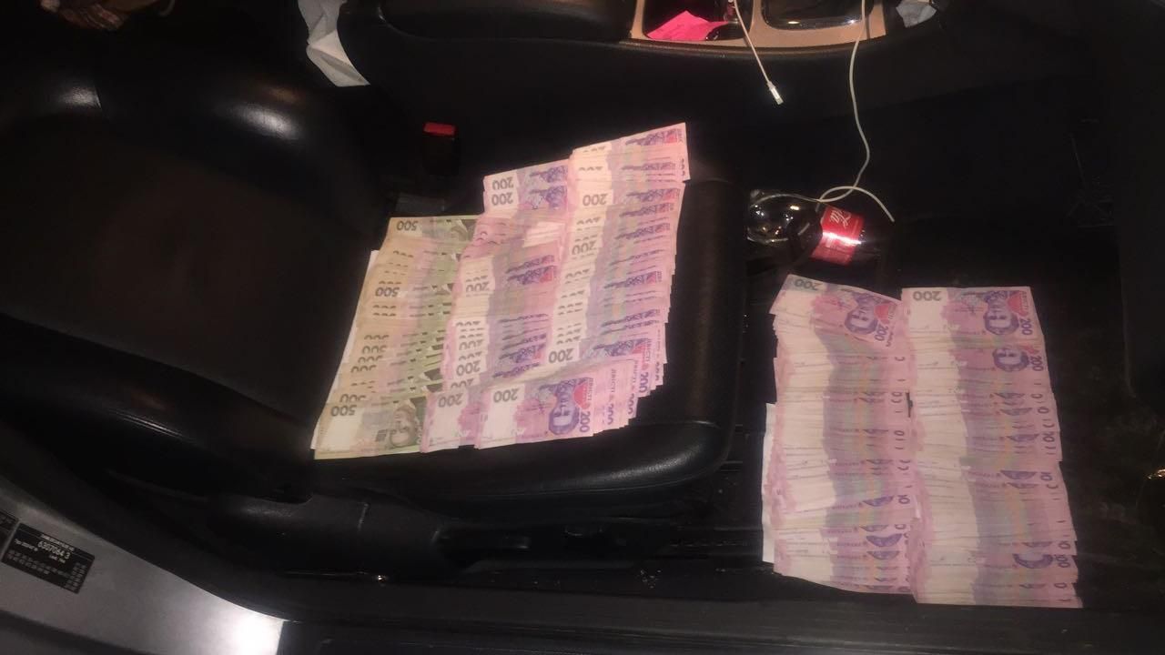 Следователя Нацполиции "взяли" на взятке в 100 тысяч гривен Следователя Нацполиции "взяли" на взятке в 100 тысяч гривен