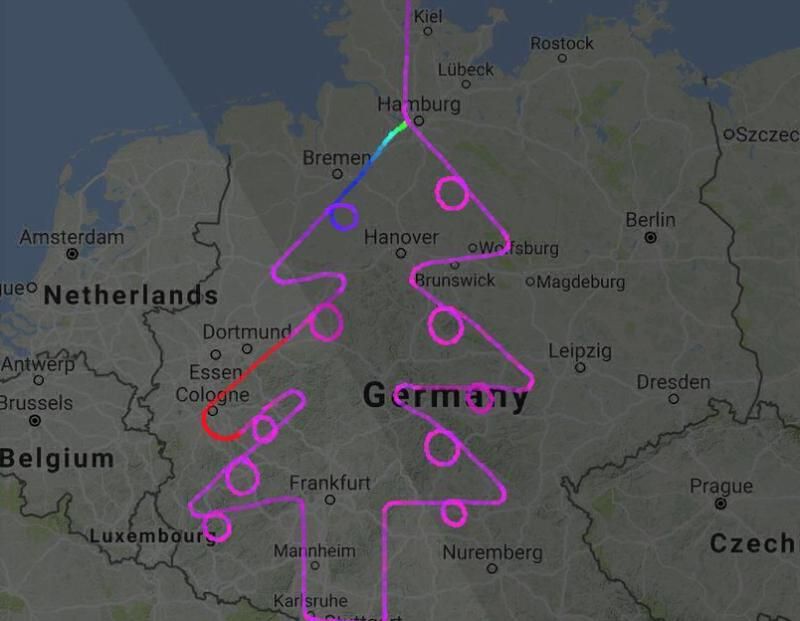 Під час випробовувань нового літака, пілот "намалював" у небі ялинку: фото Під час випробовувань нового літака, пілот "намалював" у небі ялинку: фото