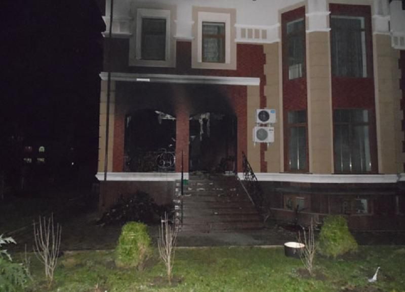 У Рівному підпалили будинок та авто депутата – підозрюють помсту У Рівному підпалили будинок та авто депутата – підозрюють помсту