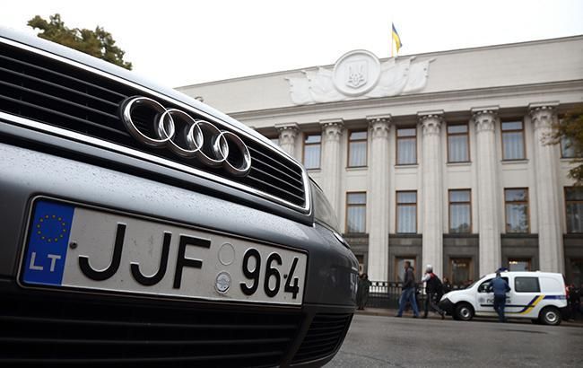 Українці активно шукають литовські автомобілі