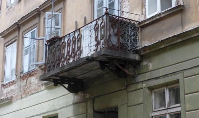 У Львові на дівчину впав балкон