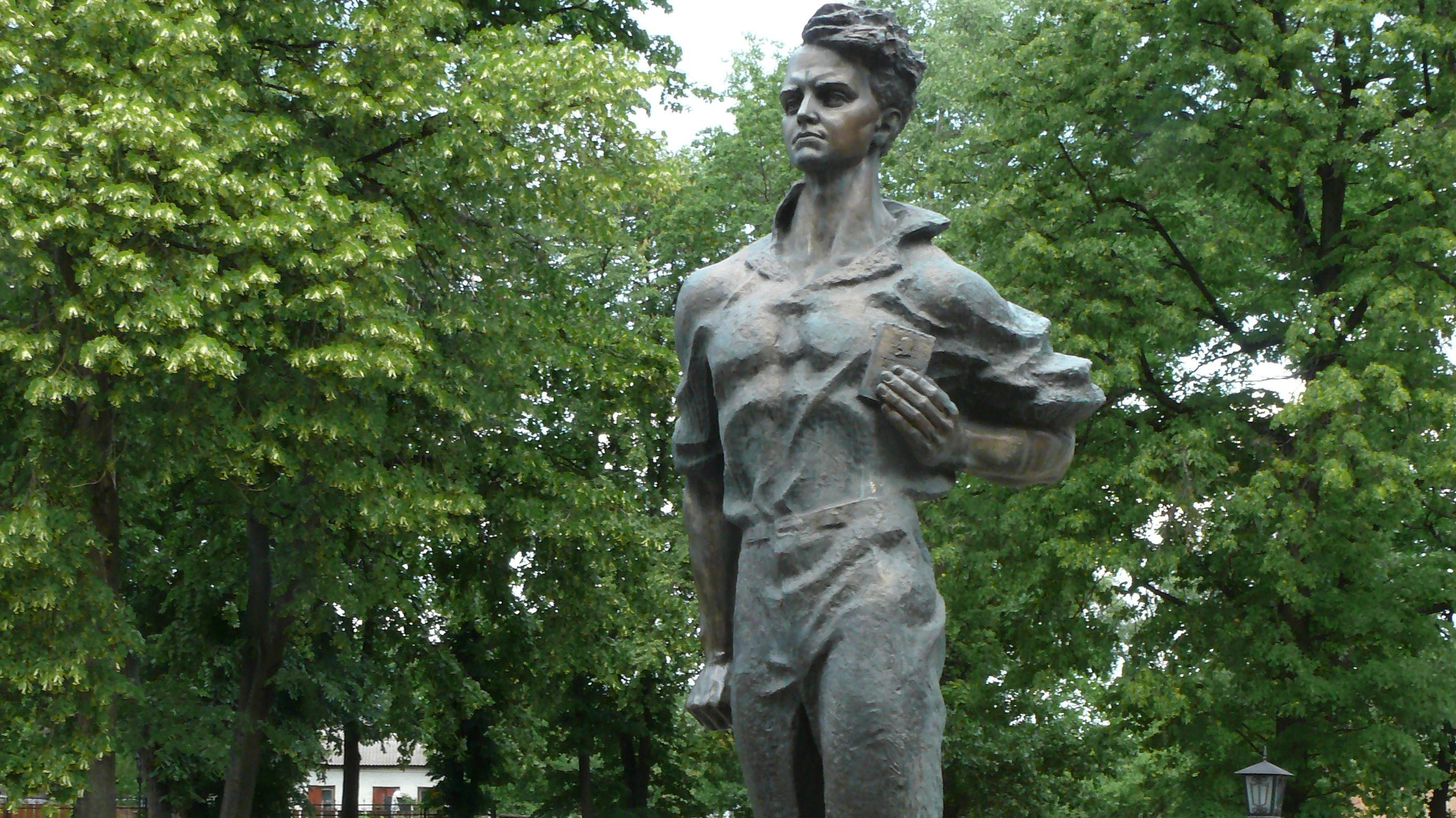 На Чернігівщині познущалися з пам’ятника "молодогвардійцю": фото На Чернігівщині познущалися з пам’ятника "молодогвардійцю": фото