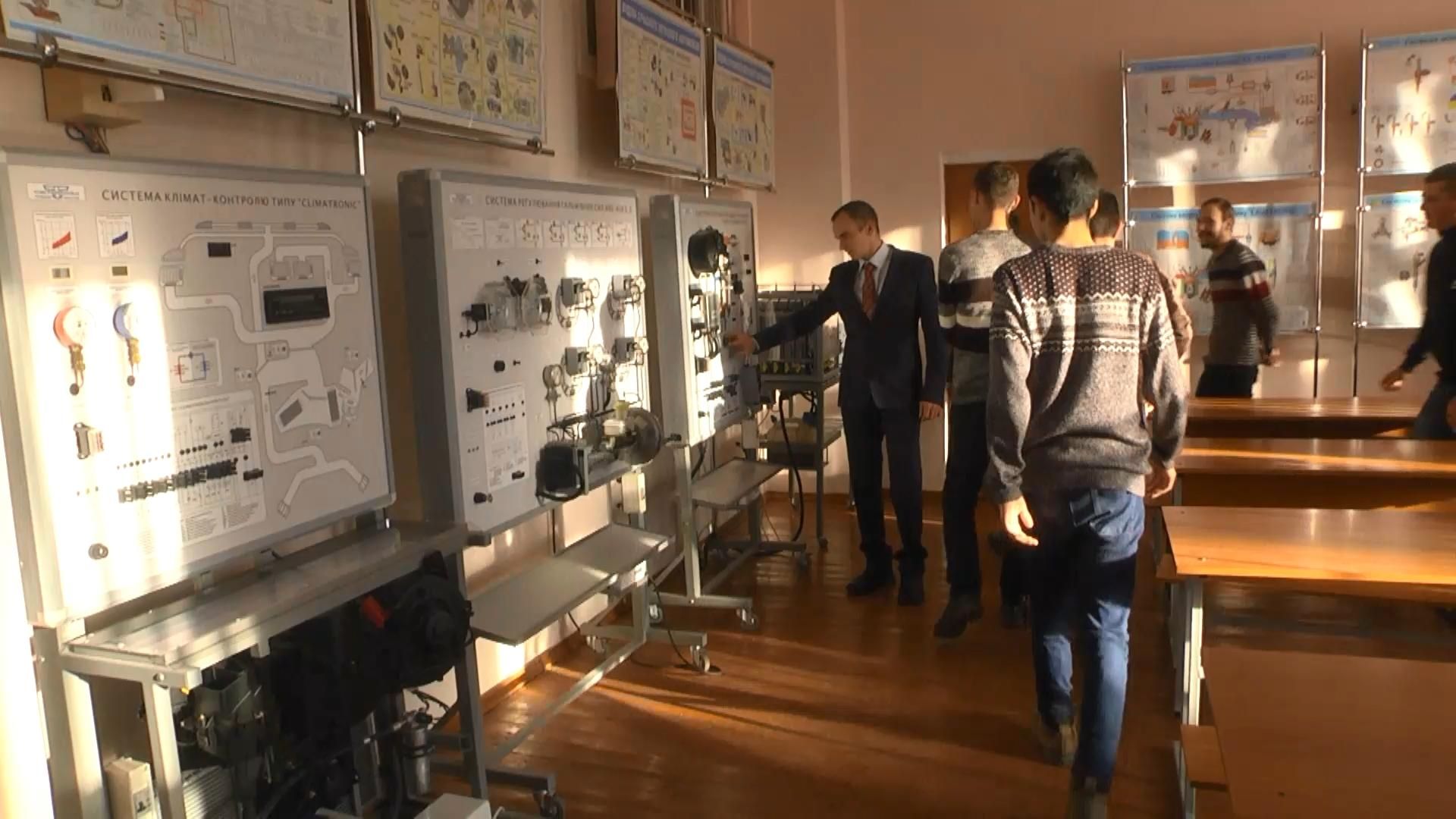 У Львові створили унікальну лабораторію з "живими" стендами У Львові створили унікальну лабораторію з "живими" стендами