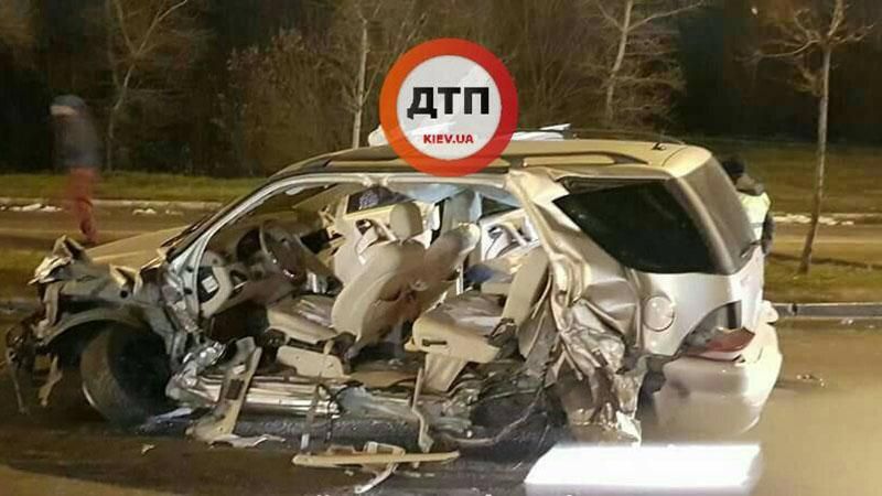 У Києві Mercedes на швидкості протаранив евакуатор: моторошні фото У Києві Mercedes на швидкості протаранив евакуатор: моторошні фото