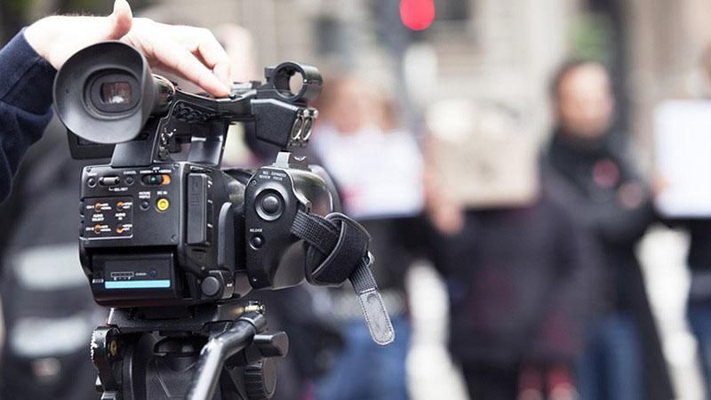 Російські журналісти влаштували бійку за краще місце біля суду Російські журналісти влаштували бійку за краще місце біля суду