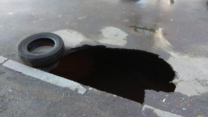 В Одесі посеред проїзної частини утворилось провалля завглибшки 4 метри: фото
