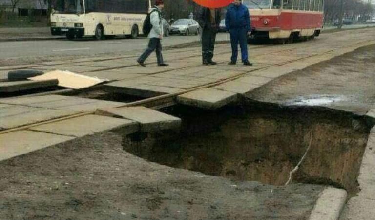 Провалля під трамвайними рейками утворилось у Києві: фото Провалля під трамвайними рейками утворилось у Києві: фото