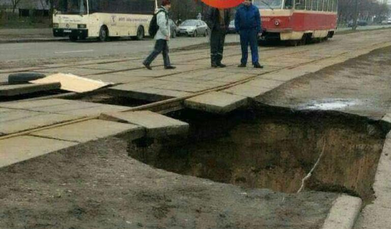 Пропасть под трамвайными рельсами образовалась в Киеве: фото