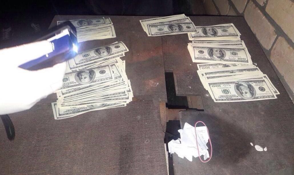 У Дніпрі на хабарі погорів топ-посадовець: фото У Дніпрі на хабарі погорів топ-посадовець: фото