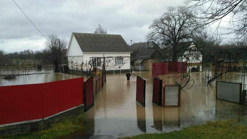Негода на Закарпатті: обрушився міст та підтопило дорогу державного значення Негода на Закарпатті: обрушився міст та підтопило дорогу державного значення