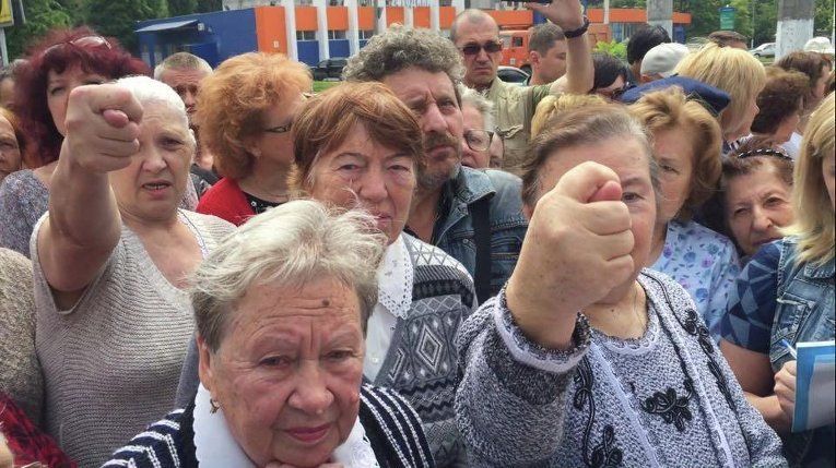 А як же каміння з неба: у Криму пенсіонери виступили проти окупантів з чудернацькими гаслами 