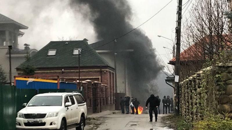 Невідомі підпалили шини біля будинку екс-міністра Ставицького