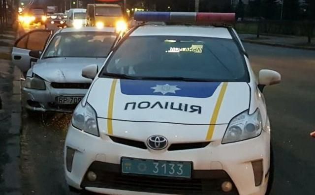 В Киеве таксист под наркотиками протаранил авто полицейских: есть пострадавшие