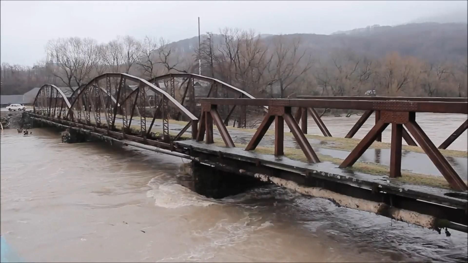 Последствия паводков на Закарпатье: вода повредила сотни домов, по области перекрыты автодороги