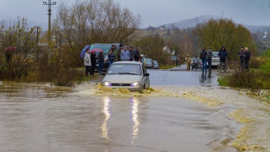 Повінь на Закарпатті: рівень води у річках знижується, але рух на дорогах області не відновили