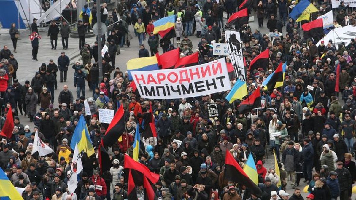 Близько 5 тисяч людей зібралися на марш "За імпічмент" в Києві Близько 5 тисяч людей зібралися на марш "За імпічмент" в Києві