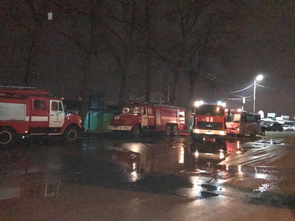В Хмельницком горел известный вещевой рынок: фото и видео с места пожара