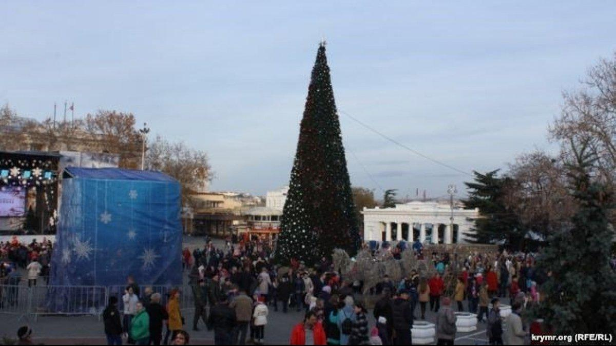 Металлодетекторы и казаки: как в Севастополе детей пропускали к городской елке
