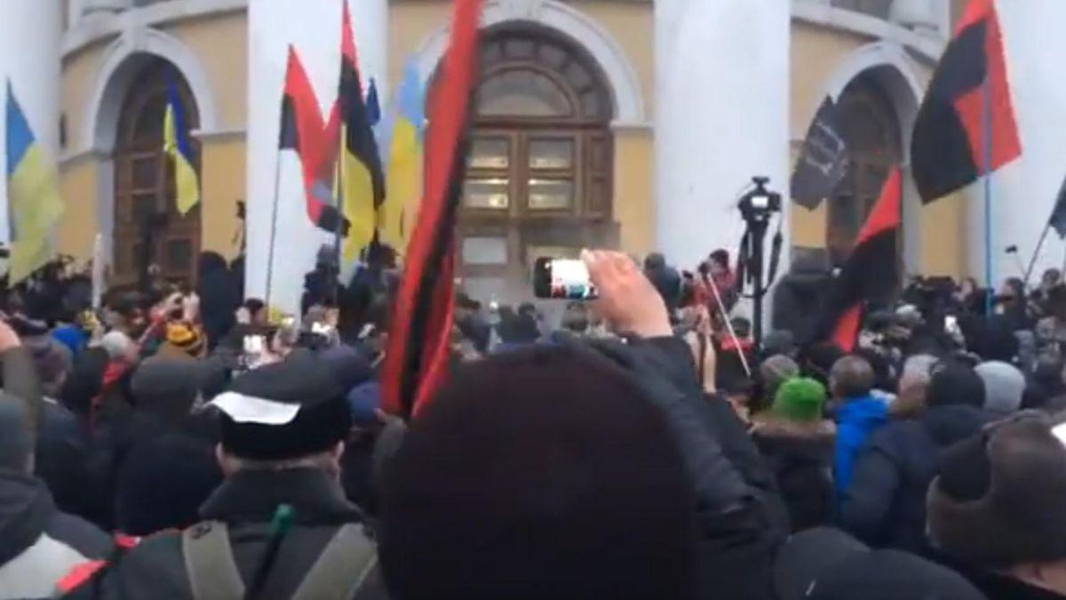 Сутички під час мітингу у Києві: активісти намагаються взяти штурмом Жовтневий палац. Відео Сутички під час мітингу у Києві: активісти намагаються взяти штурмом Жовтневий палац. Відео
