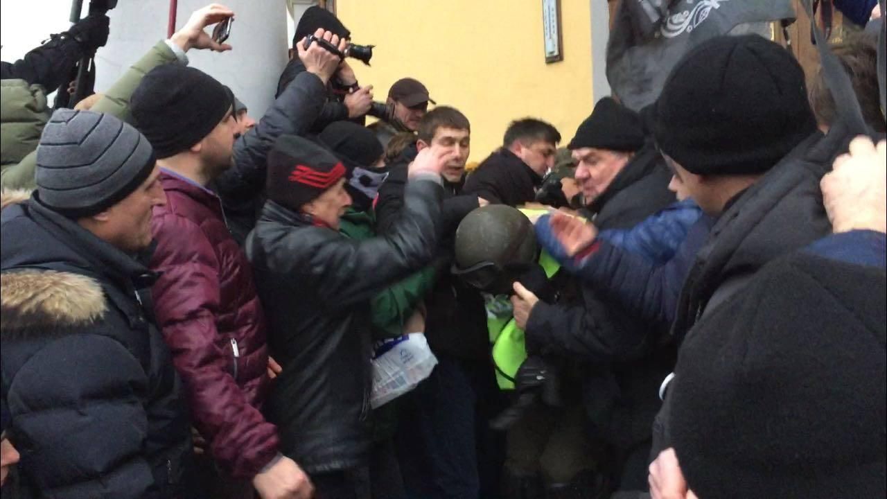 В МВС жорстко зреагували на сутички перед колишнім Жовтневим палацом В МВС жорстко зреагували на сутички перед колишнім Жовтневим палацом