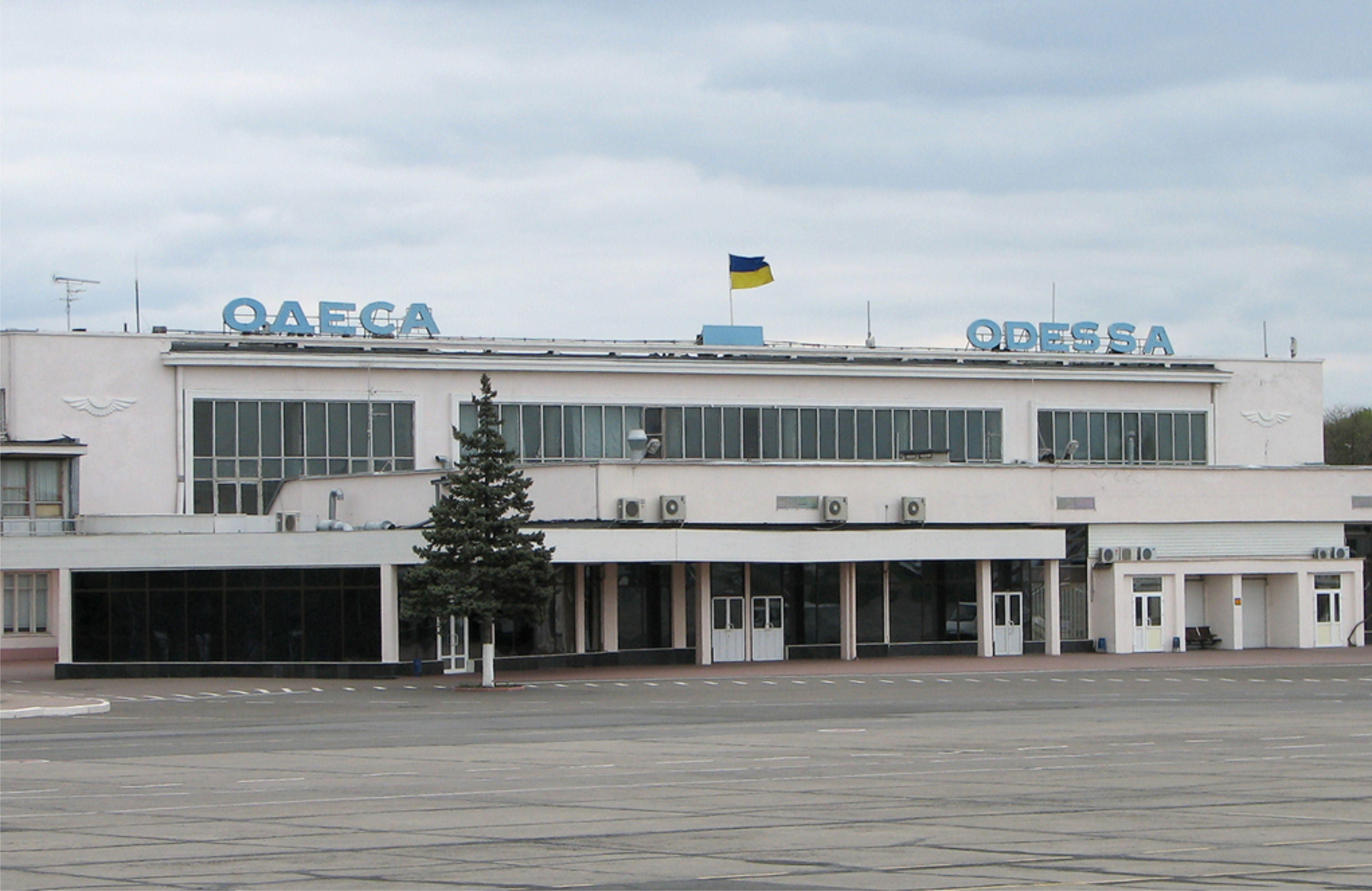 В Одесі людей дві години не впускали з літака в аеропорт: назвали причину