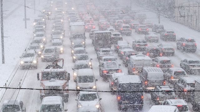 Пробки на дорогах в Киеве через сильный снегопад
