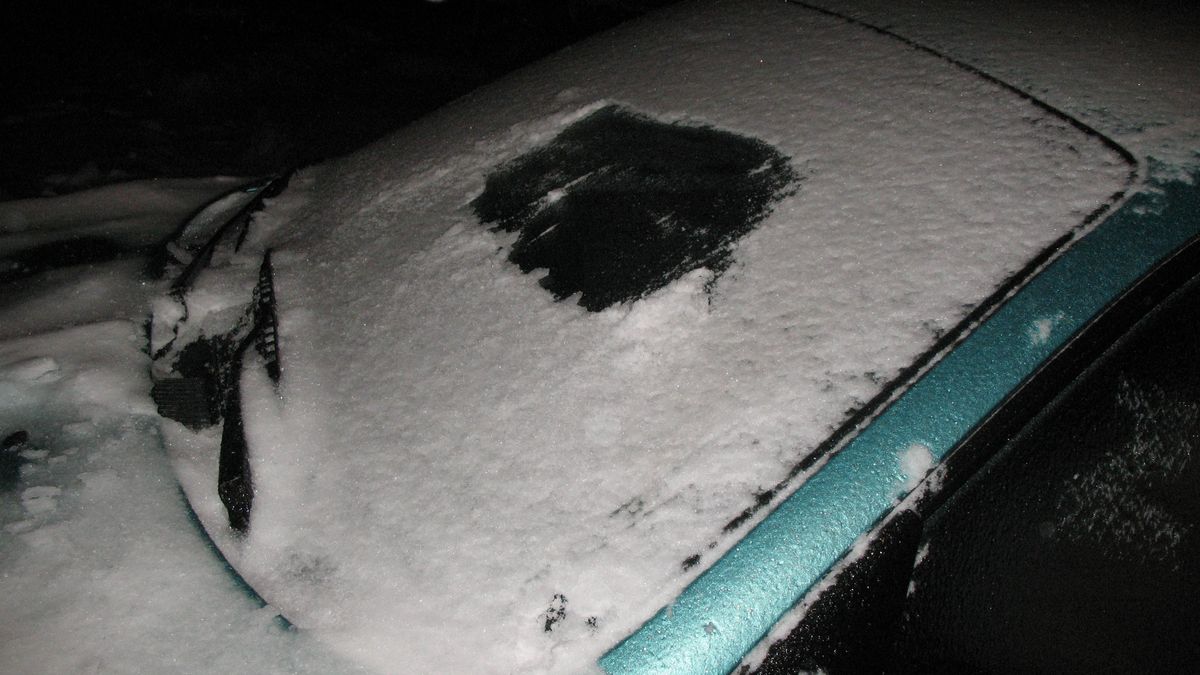 Очищення лобового скла автомобіля від льоду: 5 порад Очищення лобового скла автомобіля від льоду: 5 порад
