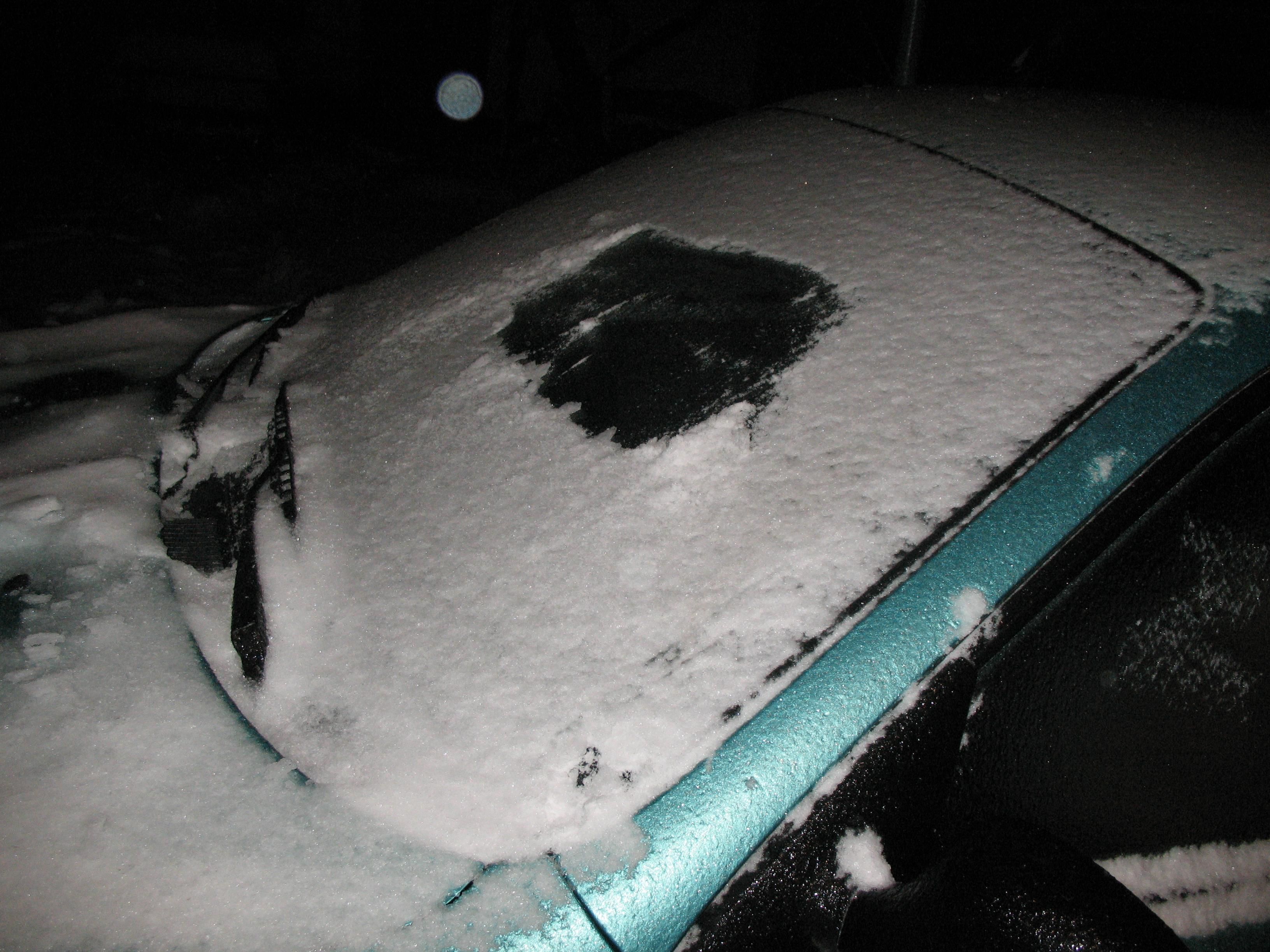 Очищення лобового скла автомобіля від льоду: 5 порад 